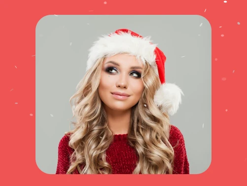 Photo d'une femme blonde portant un bonnet de Noël.